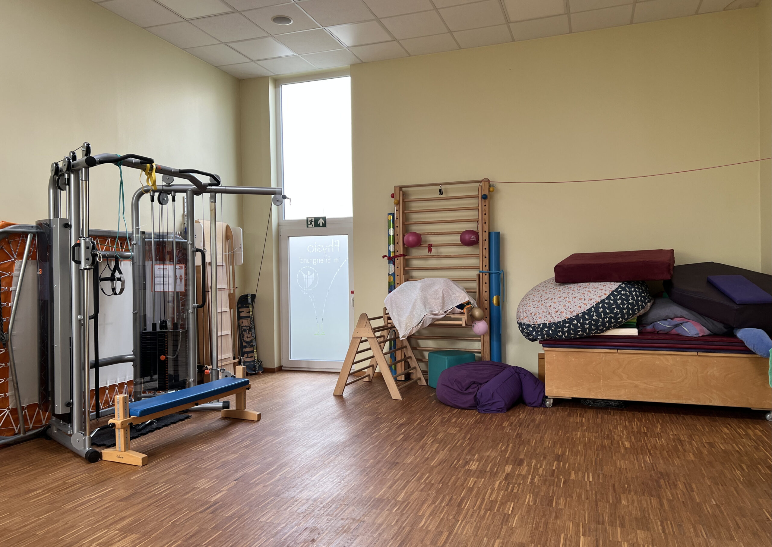 Behandlungsraum mit Therapie-Equipment